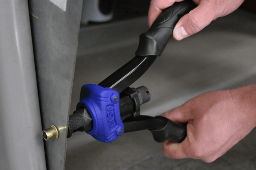 ¿Cómo instalar correctamente una tuerca remachable en el sector automotriz?